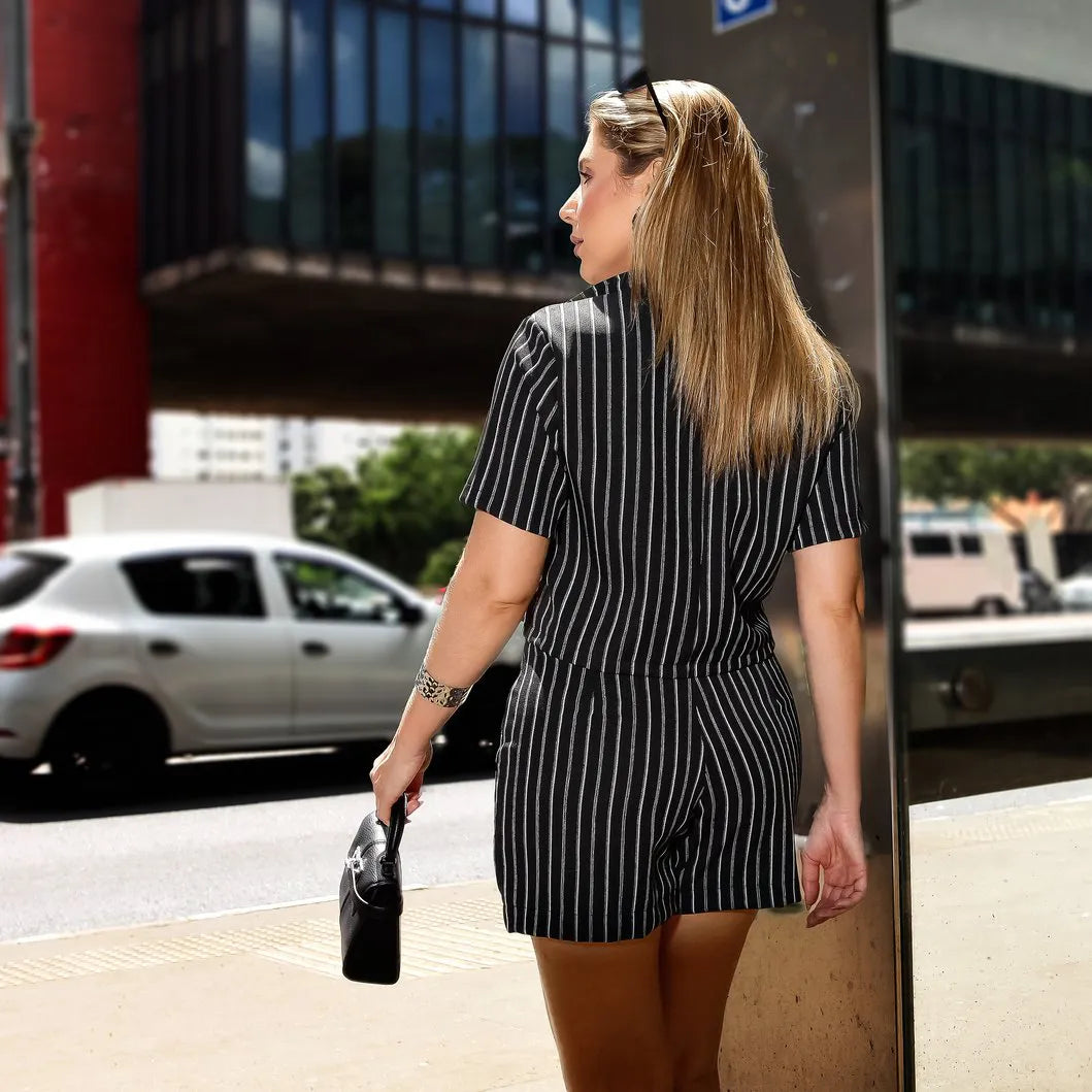 Conjunto short-saia e blusa risca de giz