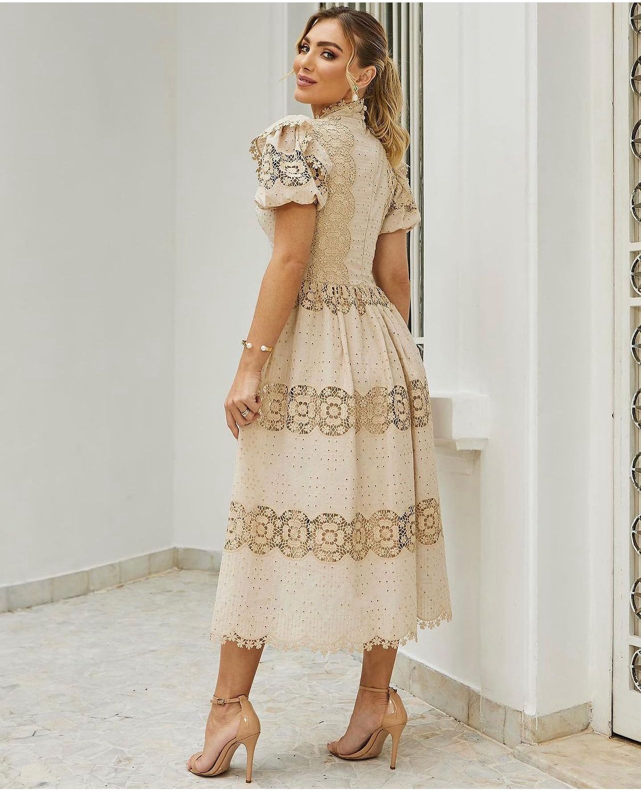 Vestido midi em laise