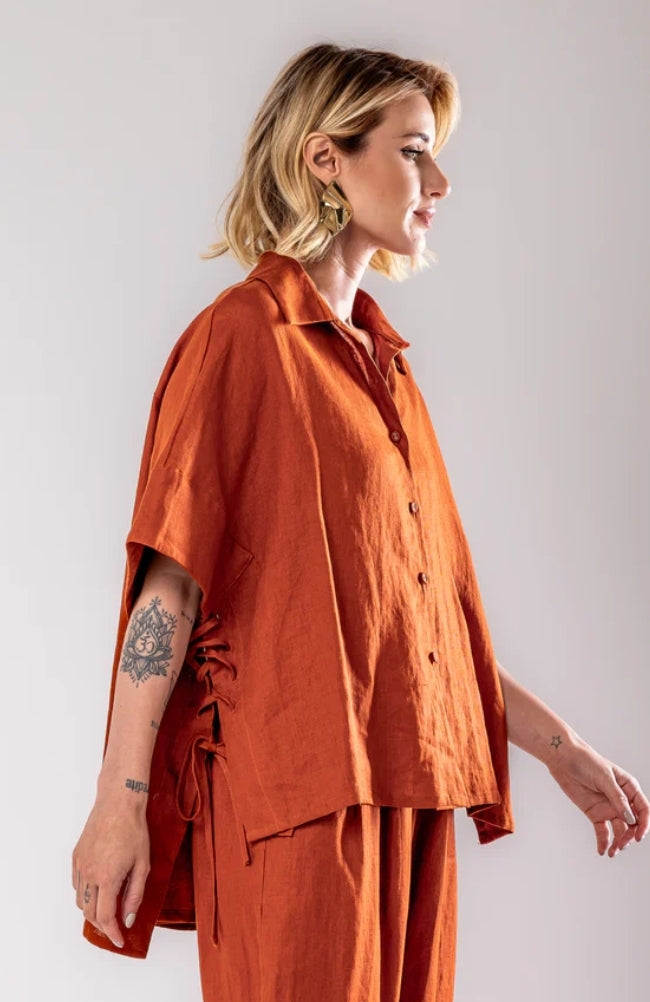 Camisa em linho com detalhe na lateral