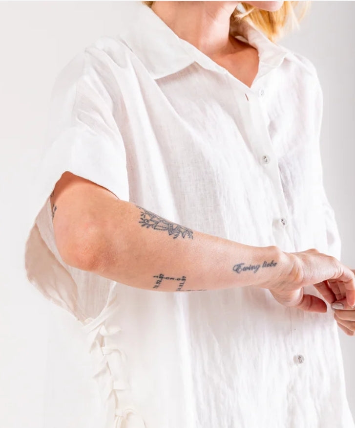 Camisa em linho com detalhe na lateral