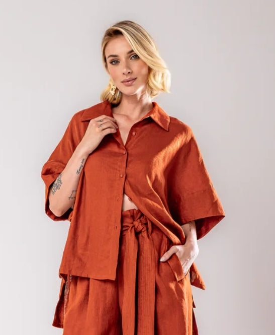Camisa em linho com detalhe na lateral