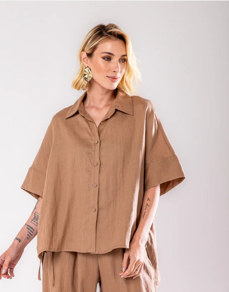 Camisa em linho com detalhe na lateral