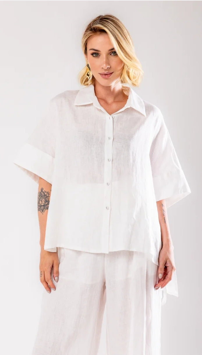Camisa em linho com detalhe na lateral