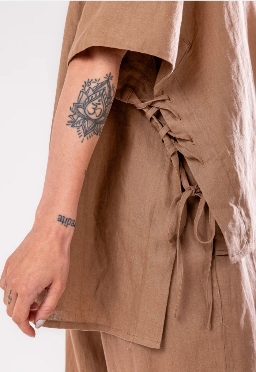 Camisa em linho com detalhe na lateral